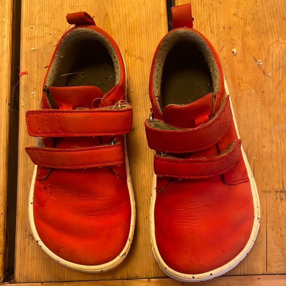 Be Lenka little kid size 10 red leather barefoot sneakers